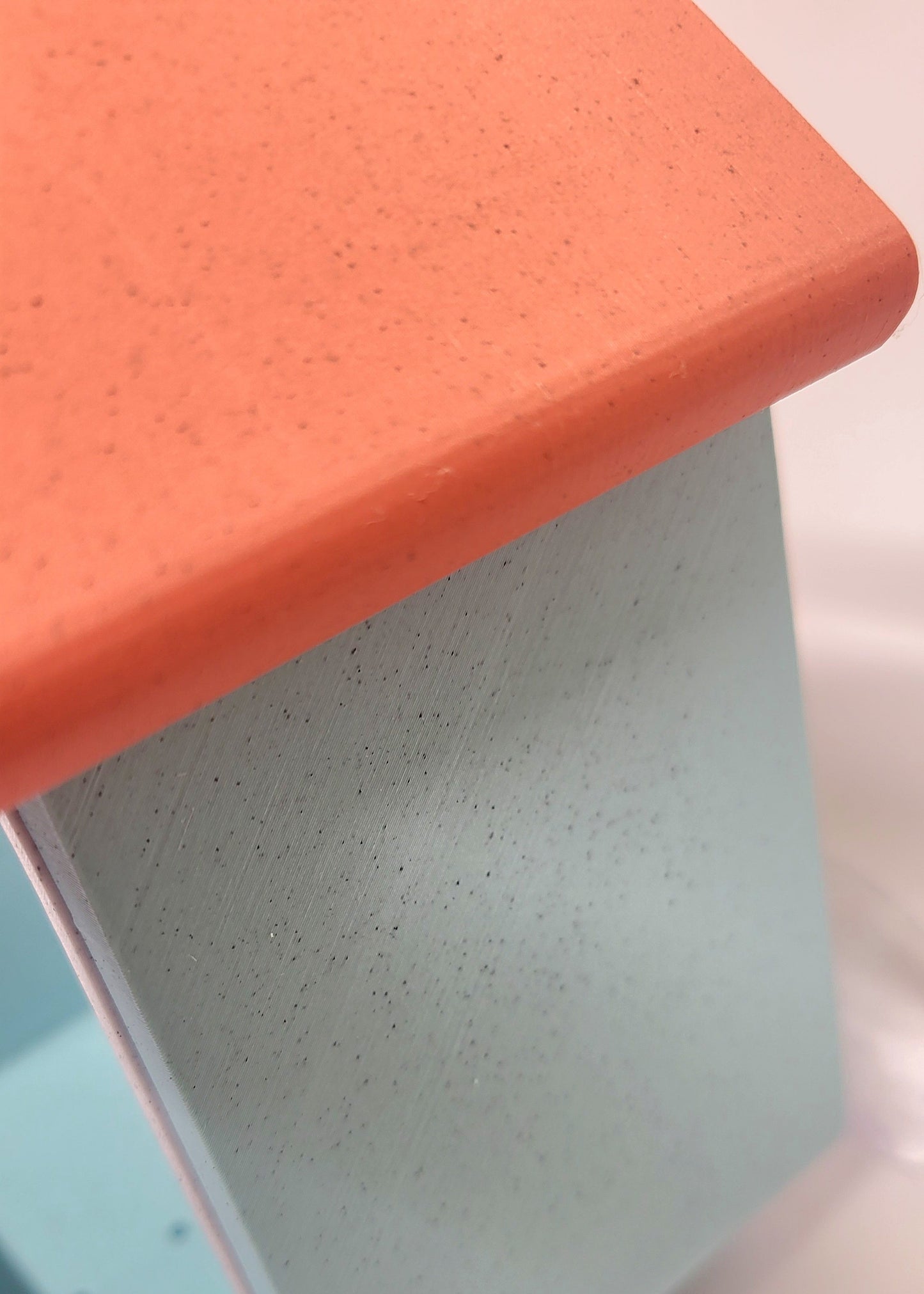 Ptičja hiška – hranilnica za okno s priseski